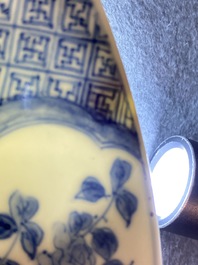 Une paire de plats en porcelaine de Chine en bleu et blanc, marque de Chenghua, Kangxi